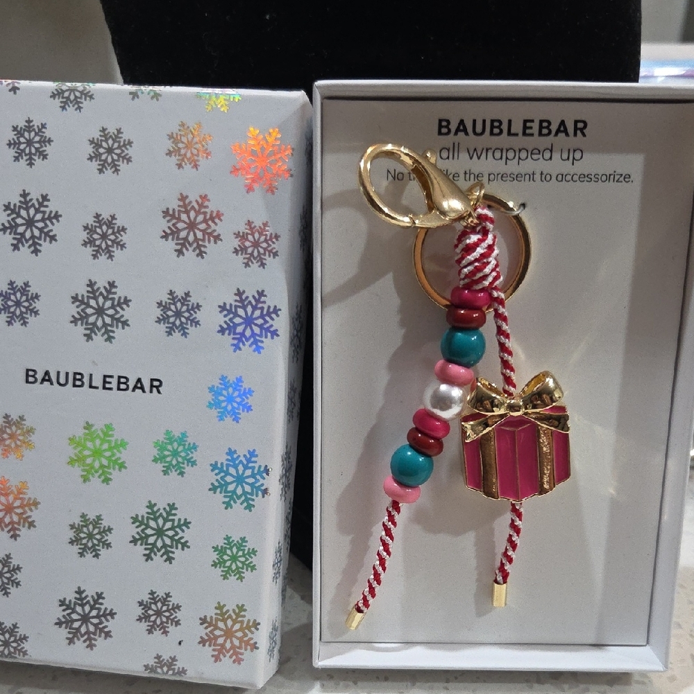 💓▪️BaubleBar ▪️Holiday Keychain Bag Charm" No Time Like The Present " - Picture 4 of 5